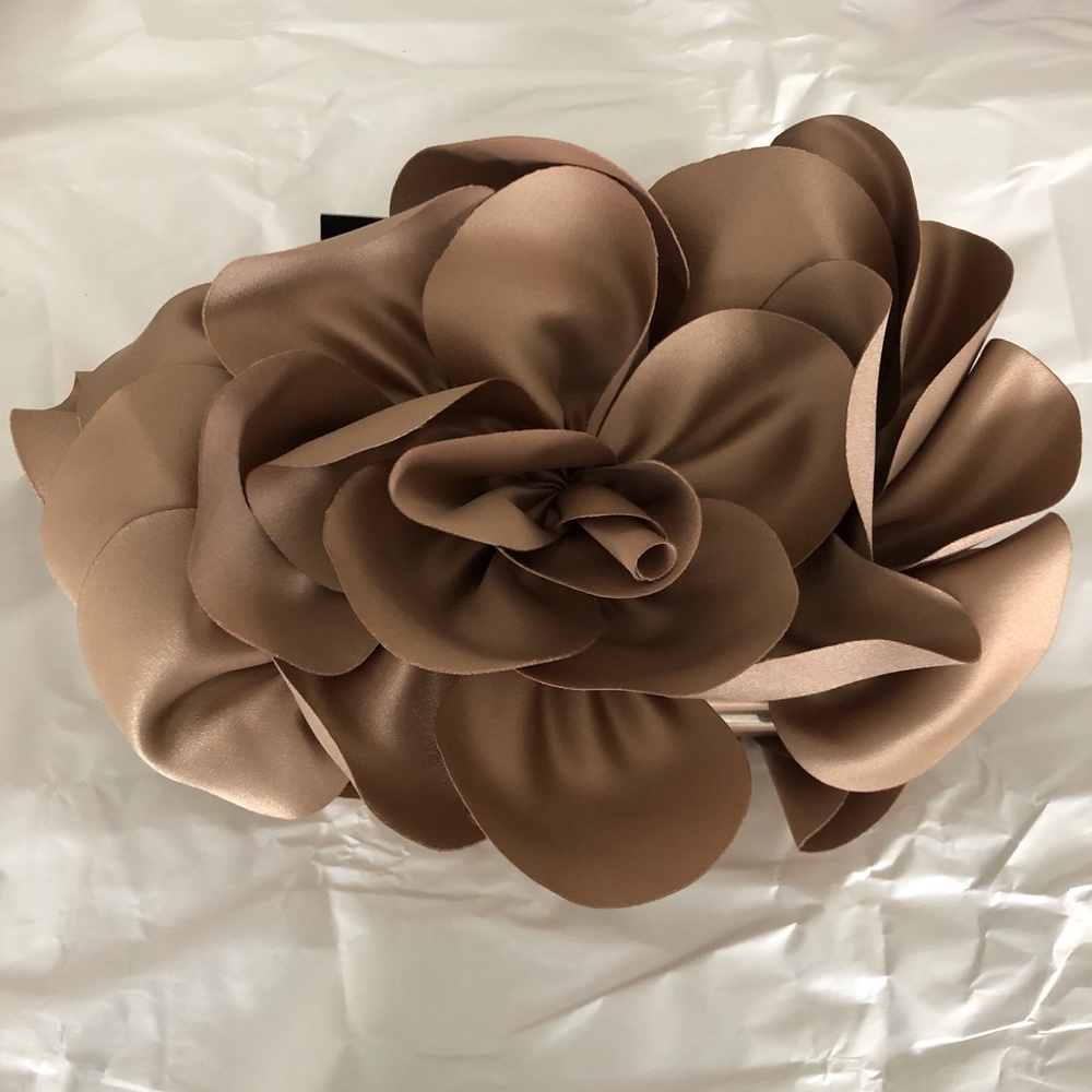 Sondra Roberts Floral Cluth
